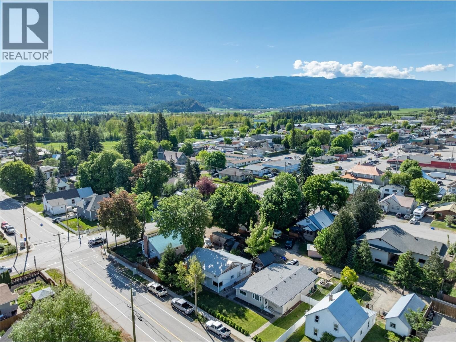 Property Photo:  704 Knight Avenue  BC V0E 1V0 