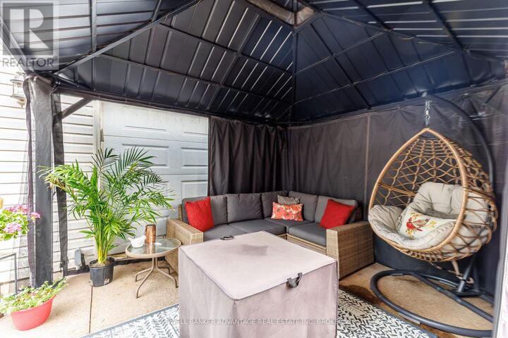 Property Photo: 74 Pinehurst Drive ON L3C 3J1