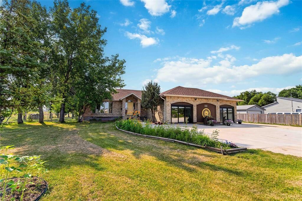 Property Photo: 88 Cadboro Road MB R3Y 1R7