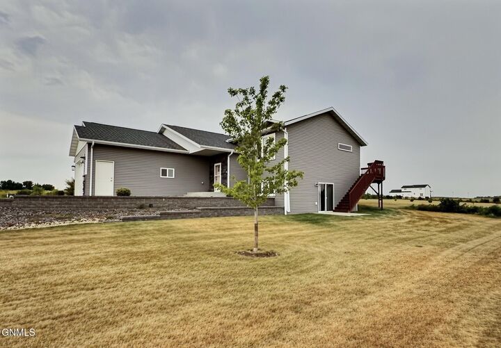 Property Photo:  512 Apple Ridge Road  ND 58558 