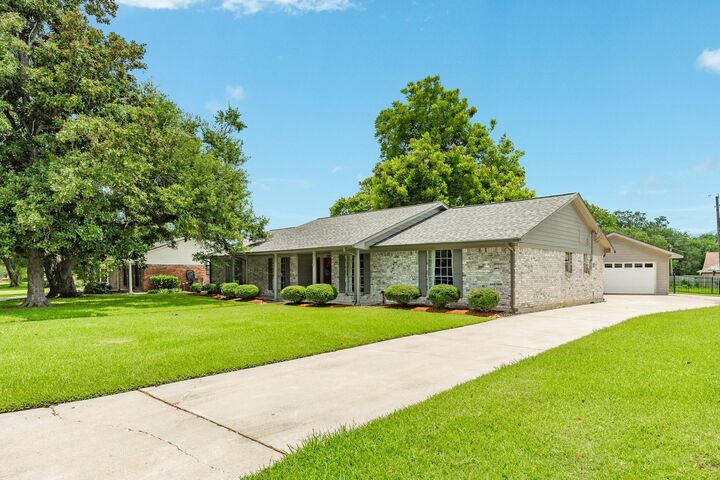 Property Photo: 320 Linden Lane TX 77566