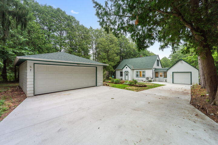 Property Photo:  1900 Edgewater Dr Dr  WI 53024 