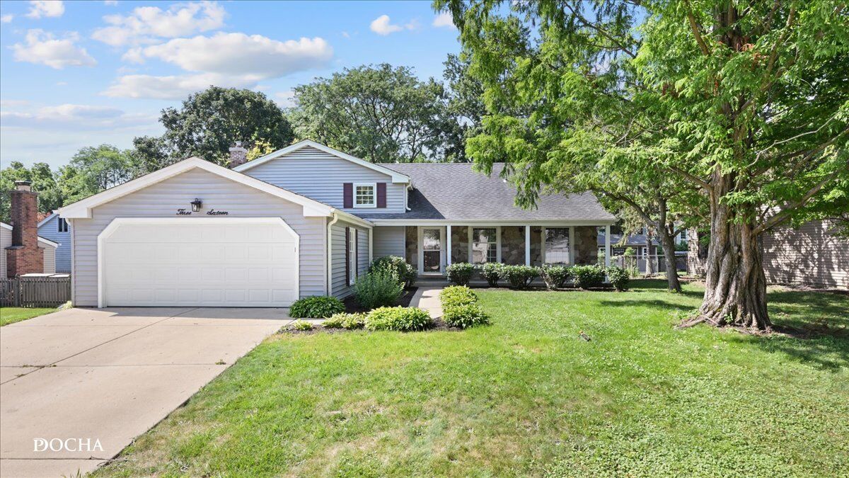 Property Photo:  316 Cottonwood Lane  IL 60540 