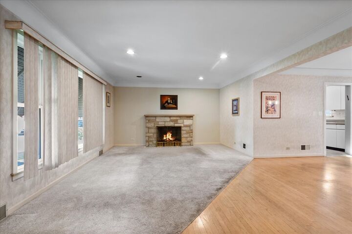 Property Photo: 6939 N Francisco Avenue IL 60645