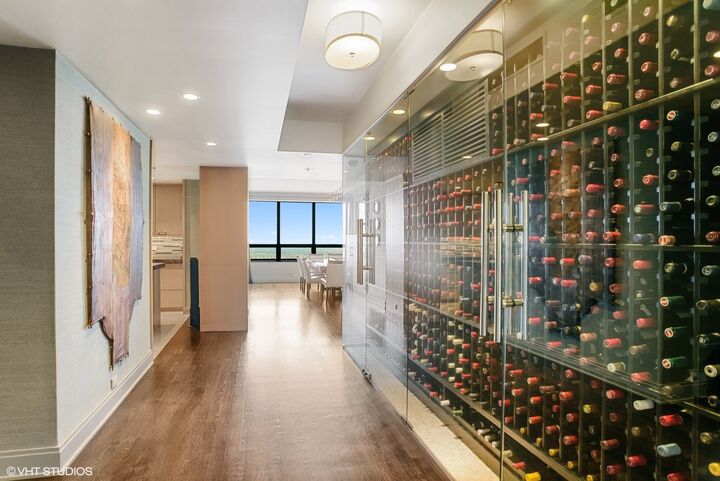 Property Photo: 180 E Pearson Street 6401 IL 60611