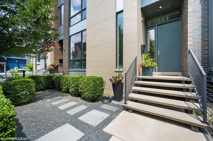 Property Photo: 1544 W Montana Street IL 60614