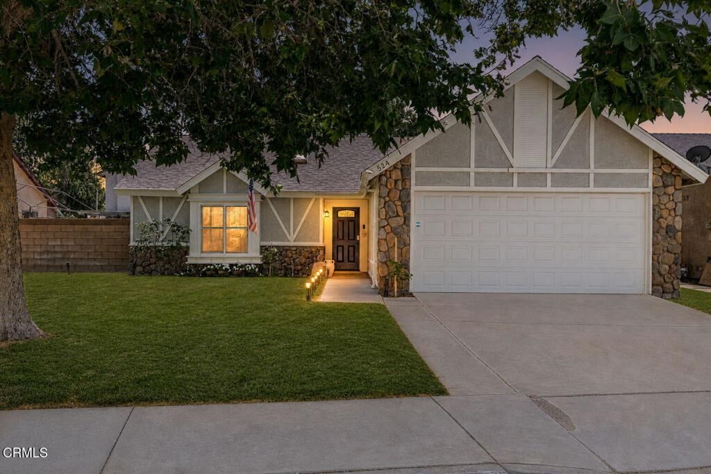 Property Photo:  524 E Ivyton Street  CA 93535 
