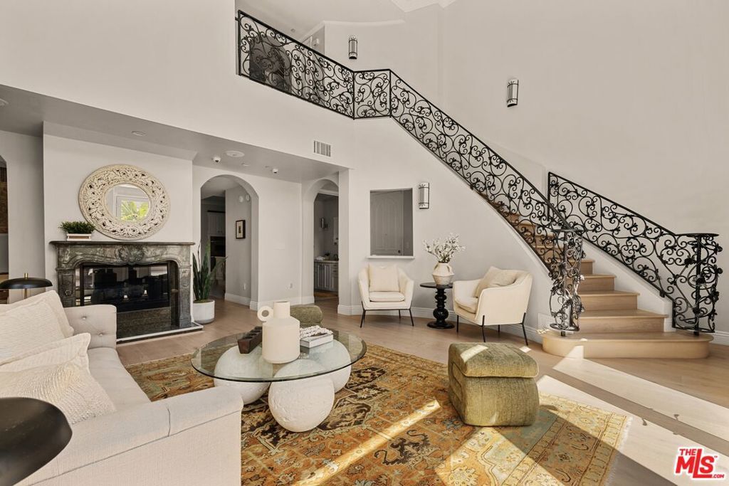 Property Photo:  1610 Camden Avenue 101  CA 90025 