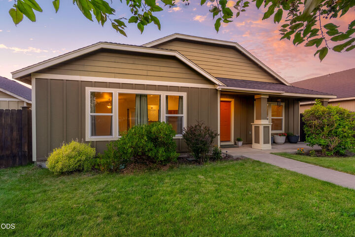 Property Photo: 3375 SW Obsidian Avenue OR 97756