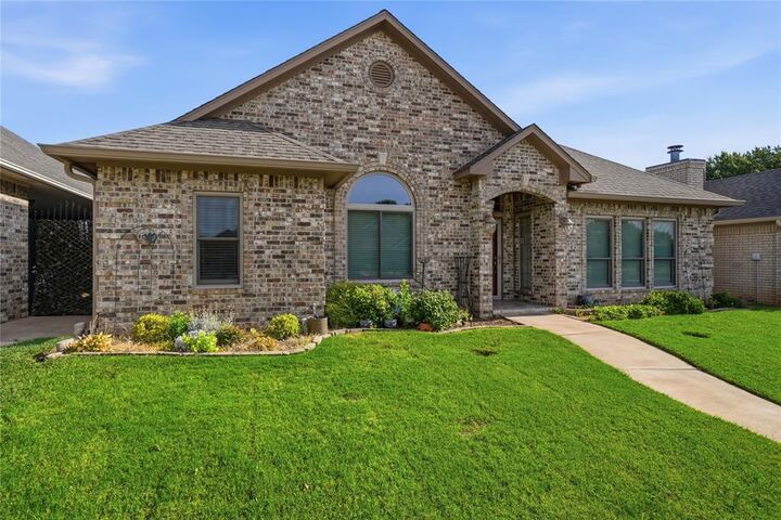 Property Photo:  305 Tierra Rica Circle  OK 73521 