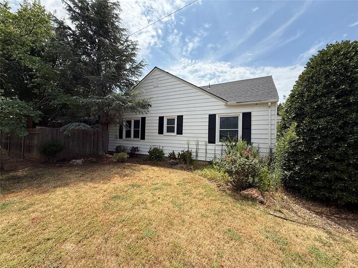 Property Photo:  824 E Elm Street  OK 73521 