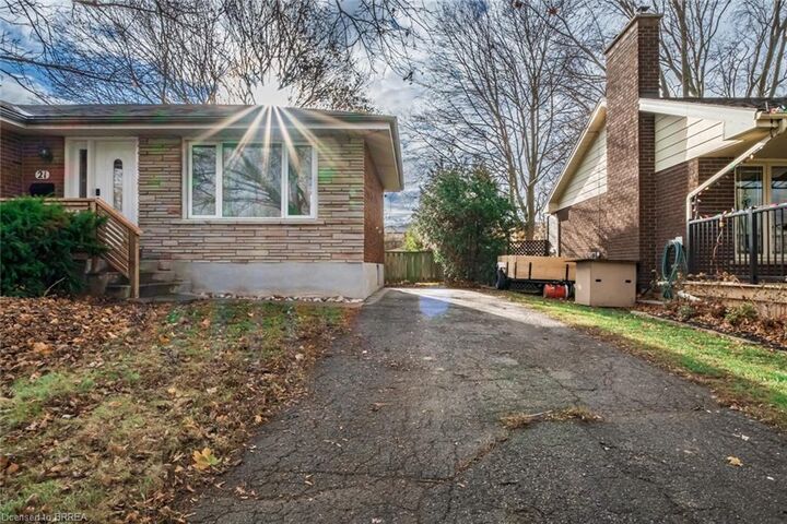 Property Photo:  21 Hickery Place  ON N3S 3C7 