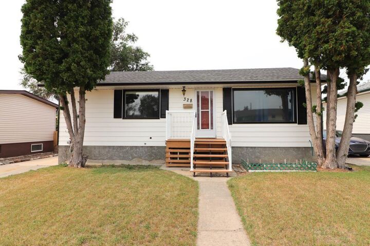 Property Photo: 328 2nd Street SE AB T0J 2P0