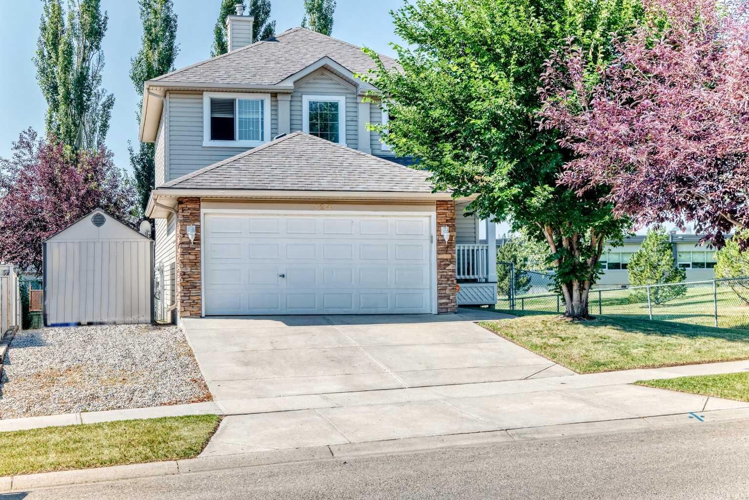 Property Photo: 124 West Lakeview Drive AB T1X 1J1
