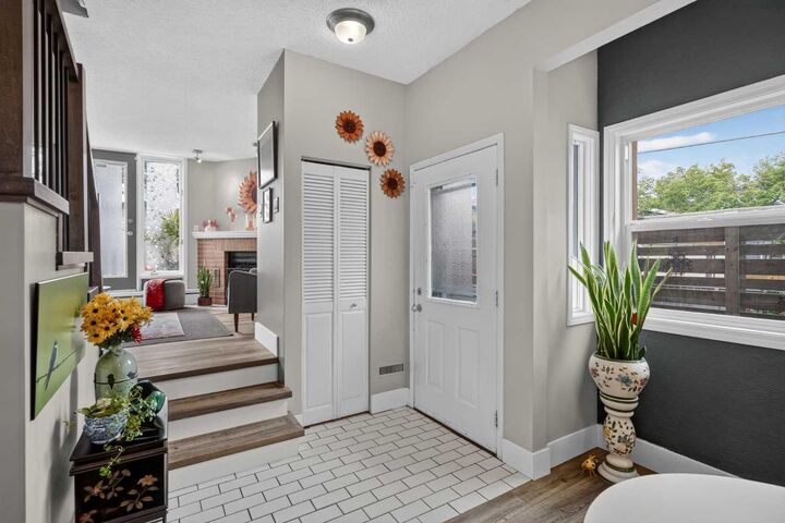 Property Photo: 1615 13 Avenue SW 107 AB T3C 0T8