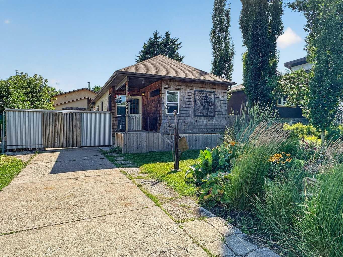 Property Photo:  241 25 Avenue NE  AB T2E 1Y2 