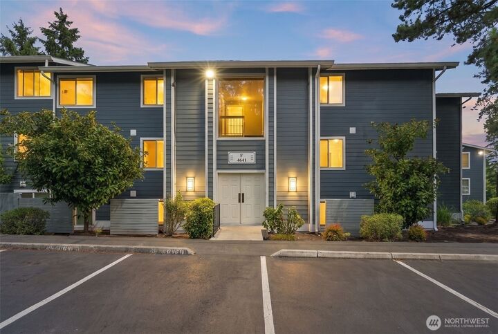 Property Photo:  4641 W Lake Sammamish Parkway SE F305  WA 98027 