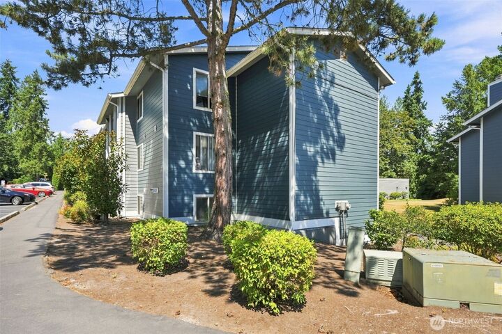 Property Photo:  4641 W Lake Sammamish Parkway SE F305  WA 98027 