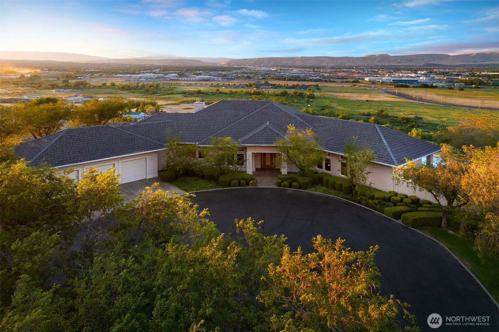 Property Photo:  24  Eagle Crest Drive  WA 98903 