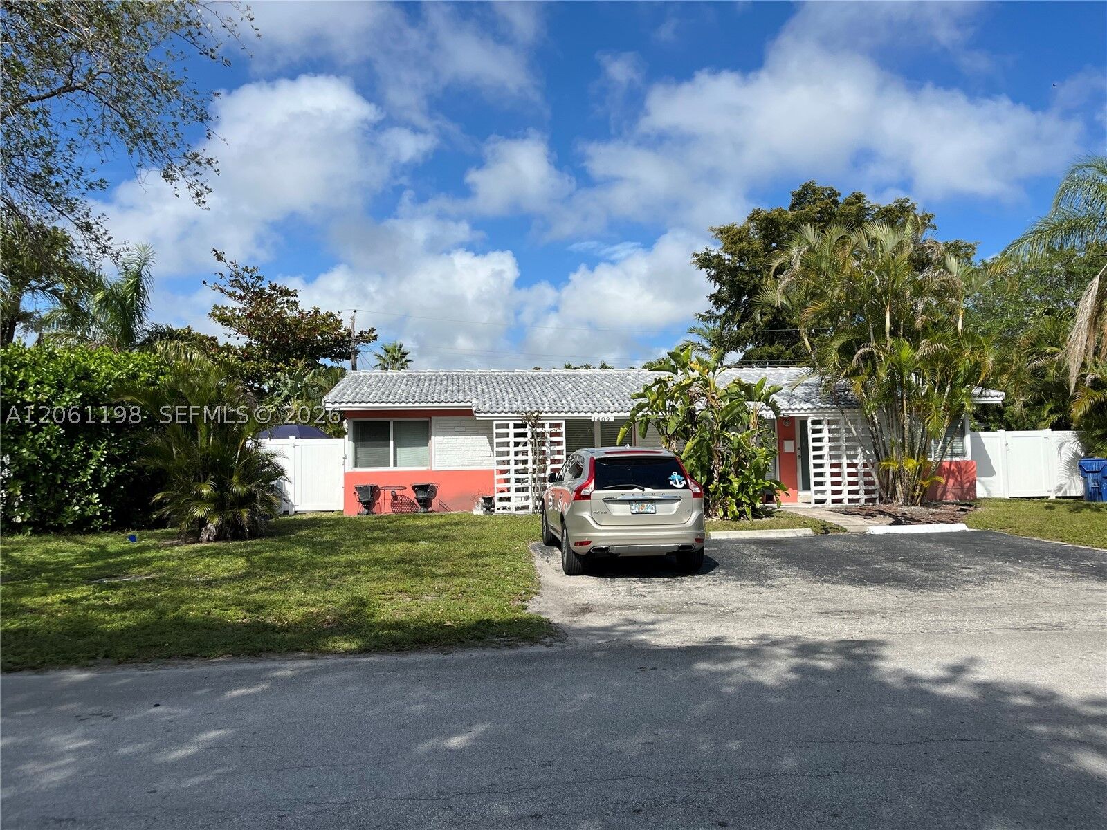 Property Photo: 1409 NE 21st St FL 33305