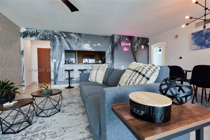 Property Photo:  31 SE 5th St 3201  FL 33131 