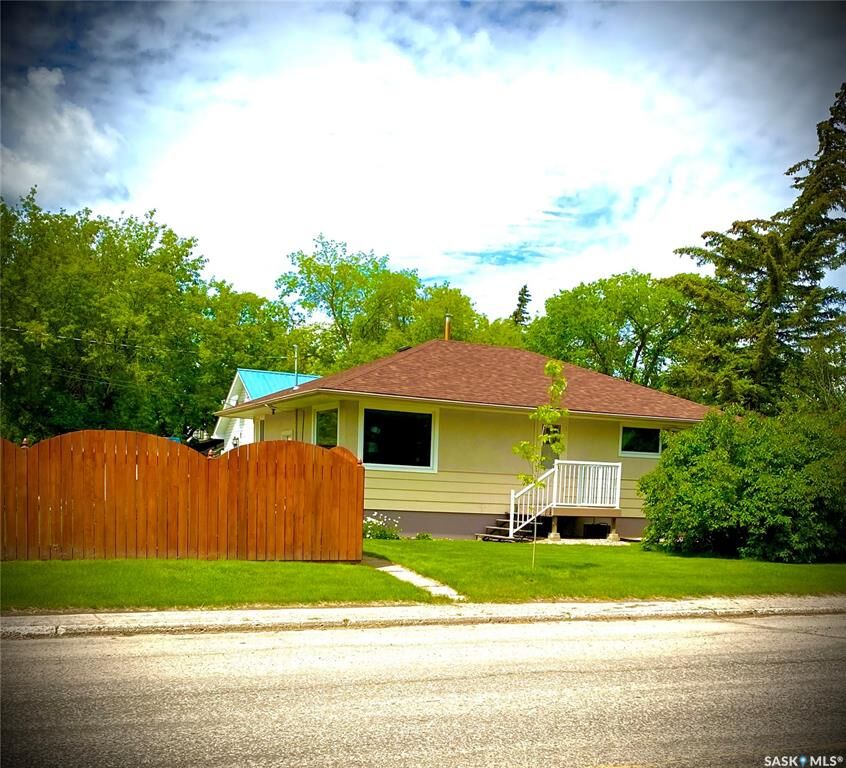 Property Photo: 912 107th Avenue SK S0E 1T0