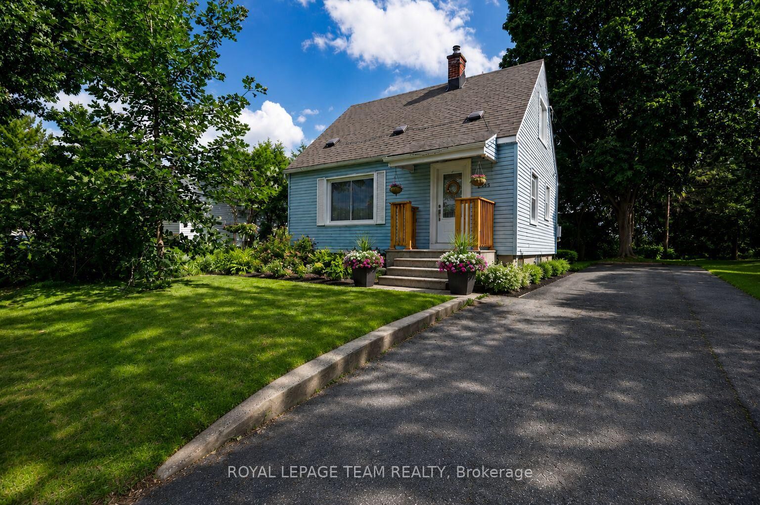 Property Photo: 283 Anna Avenue ON K1Z 7V5