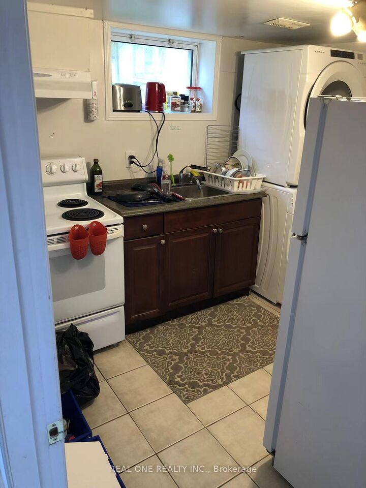 Property Photo:  92 Binkley Crescent W Basement Room  ON L8S 3L1 