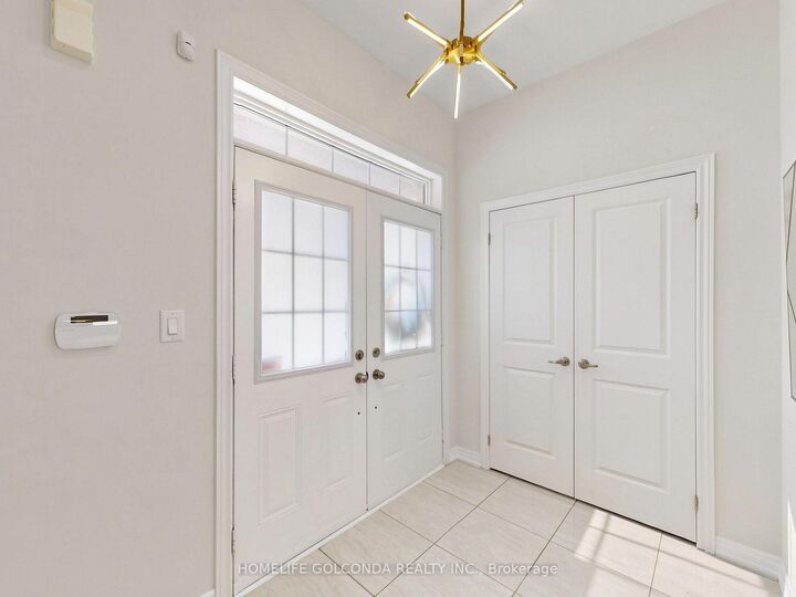 Property Photo: 31 Bolsby Court ON L4G 1B7