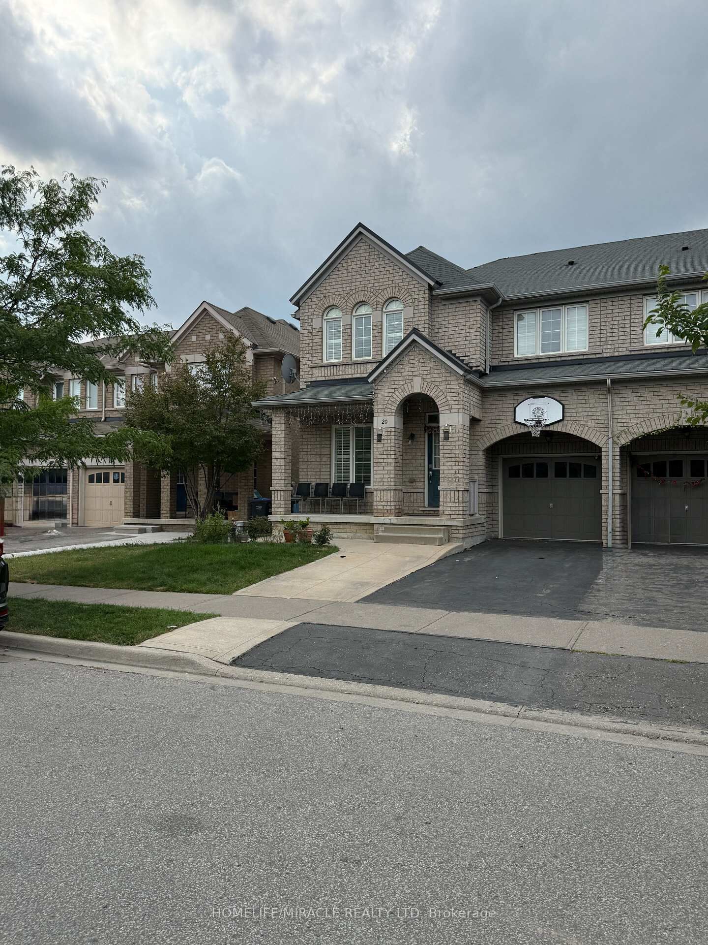 Property Photo: 20 Country Ridge Court ON L6P 3S2