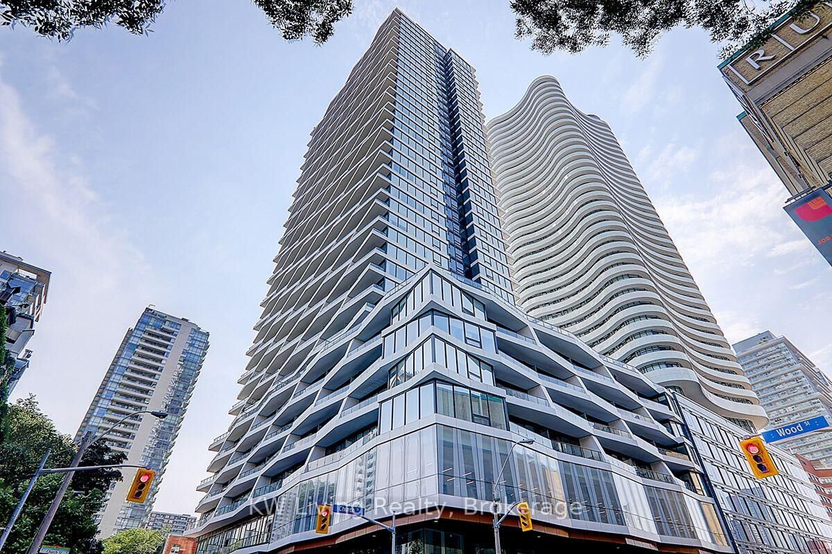 Property Photo:  85 Wood Street 3208  ON M4Y 0E8 
