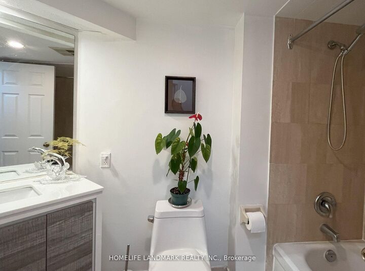 Property Photo:  5 Concorde Place 1003  ON M3C 3M8 