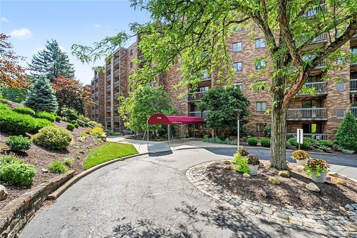 Property Photo:  1500 Cochran Road 515  PA 15243 