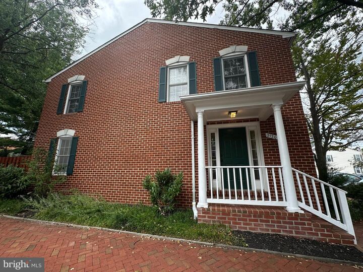 Property Photo: 2120 Tazewell Court N VA 22207