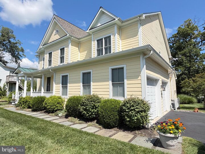 Property Photo: 632 Nash St VA 20170
