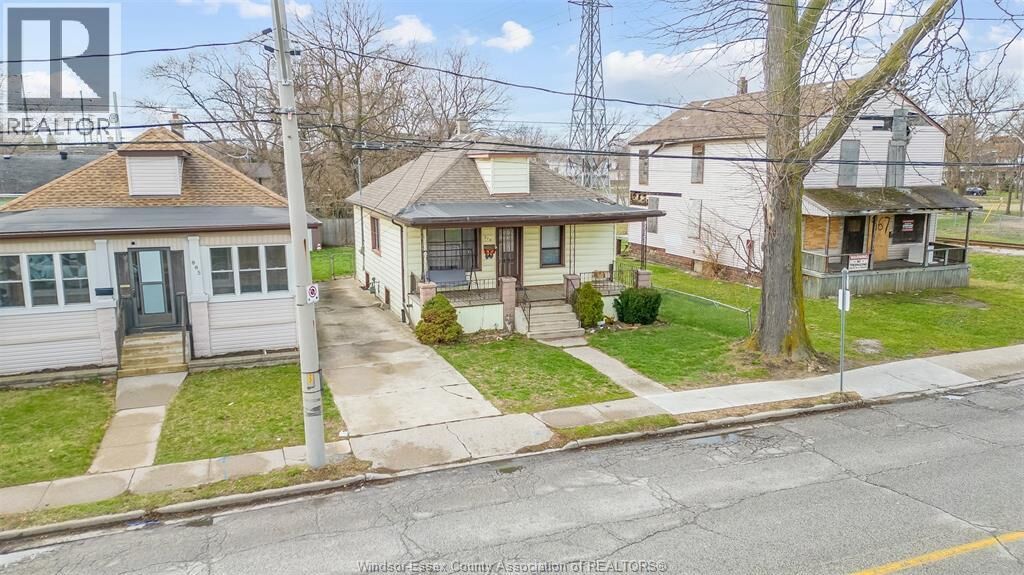 Property Photo: 879 Felix Avenue ON N9C 3L1