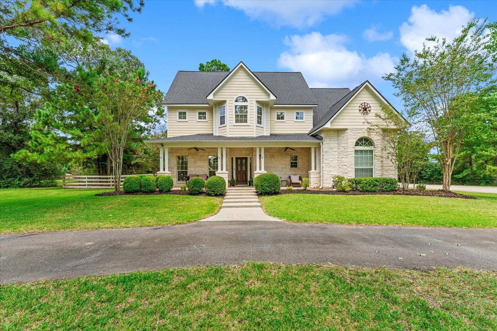 Property Photo: 22 Wellesly Court TX 77355