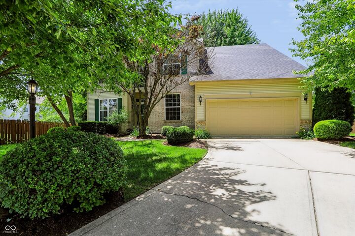 Property Photo: 11810 Queenwood Court IN 46037