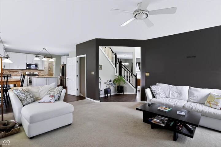 Property Photo: 11810 Queenwood Court IN 46037