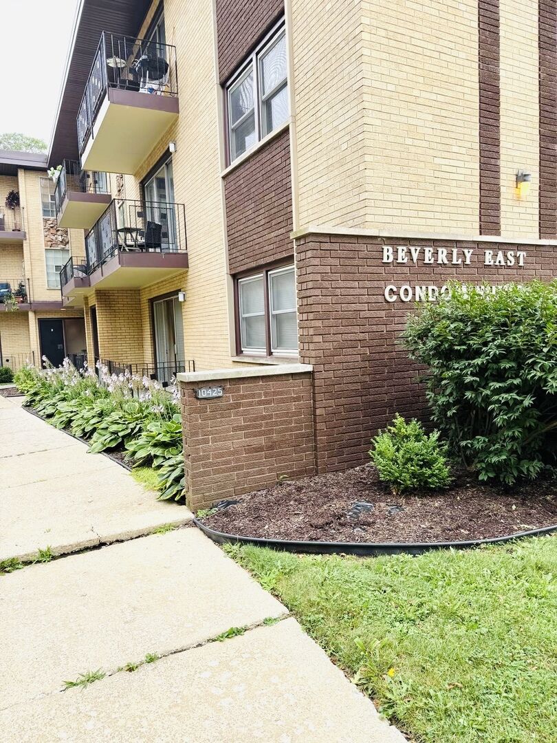Property Photo: 10425 S Hale Avenue 1A IL 60643