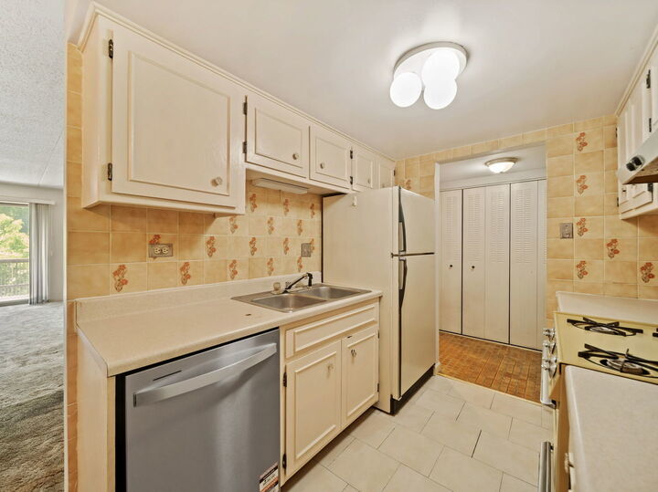 Property Photo: 500 Redondo Drive 205 IL 60516