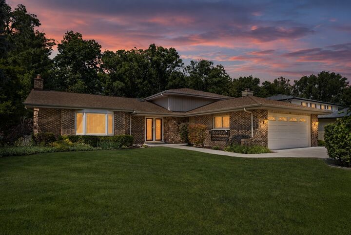 Property Photo: 387 Woodlane Court IL 60191