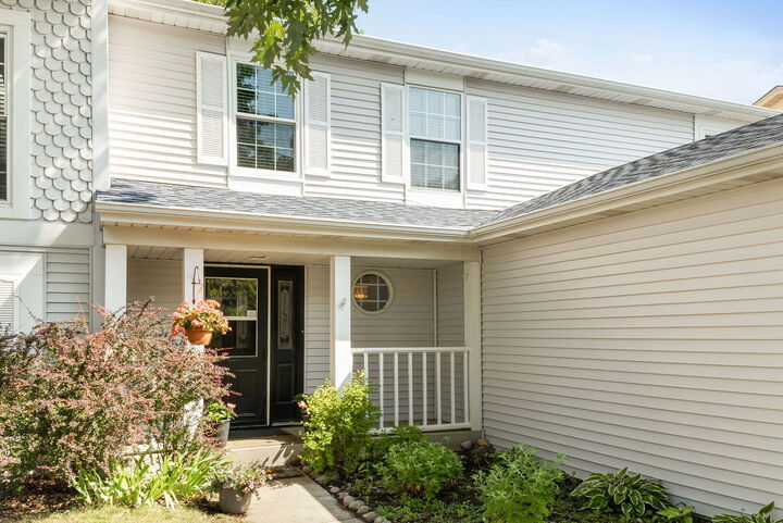 Property Photo: 1615 Estate Circle IL 60565