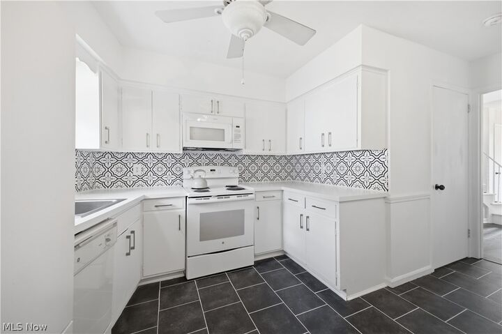 Property Photo: 7 Meadowlawn Drive 20 OH 44060