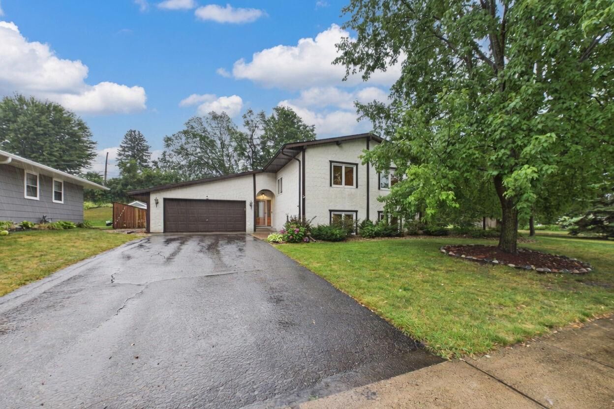 Property Photo: 2742 Hilltop Court MN 55109