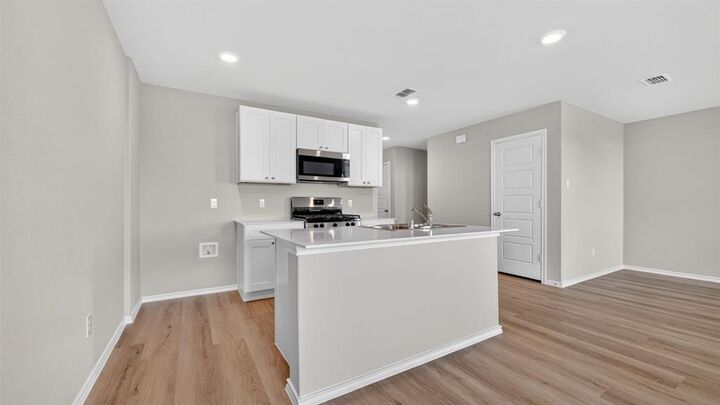 Property Photo: 176 Pinehurst Drive TX 76023