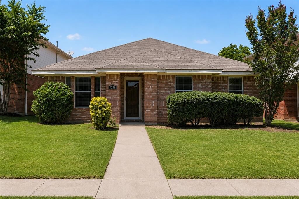 Property Photo: 5228 Boxwood Lane TX 75070