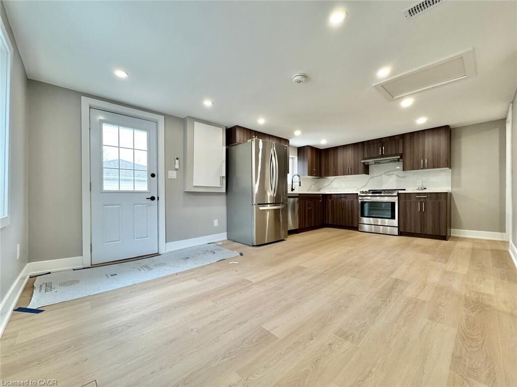 Property Photo:  53 Martin Road 4  ON L8K 3N4 
