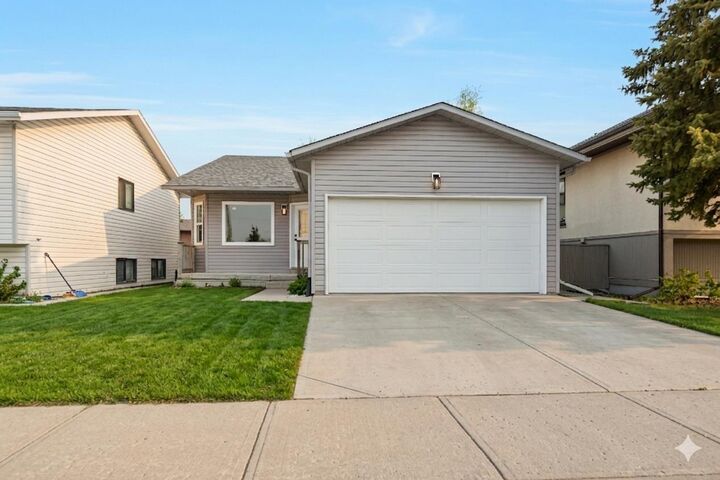 Property Photo:  2031 24 Avenue NE  AB T2E 8H4 