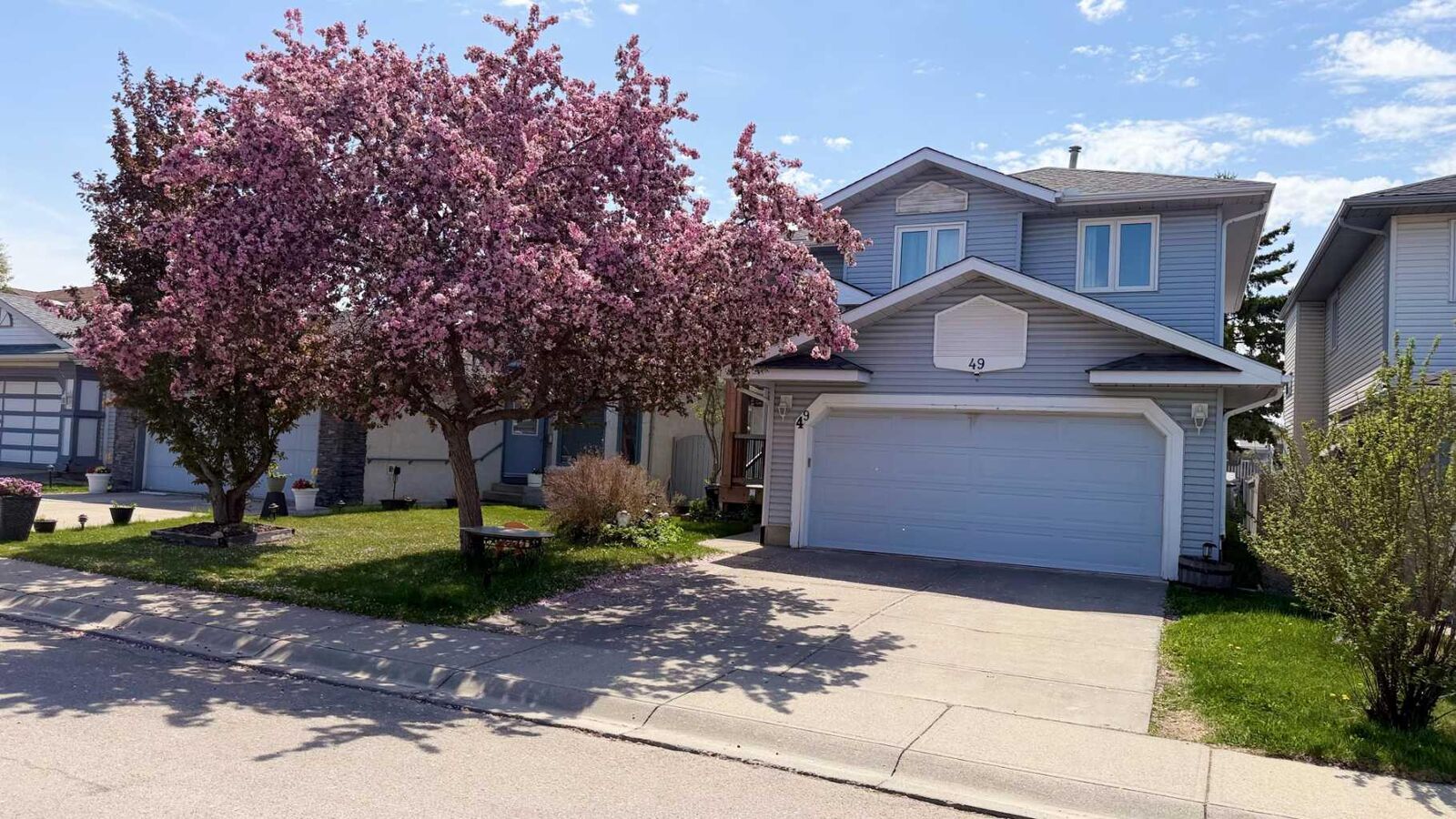 Property Photo: 49 Applewood Court SE AB T2A 7P7